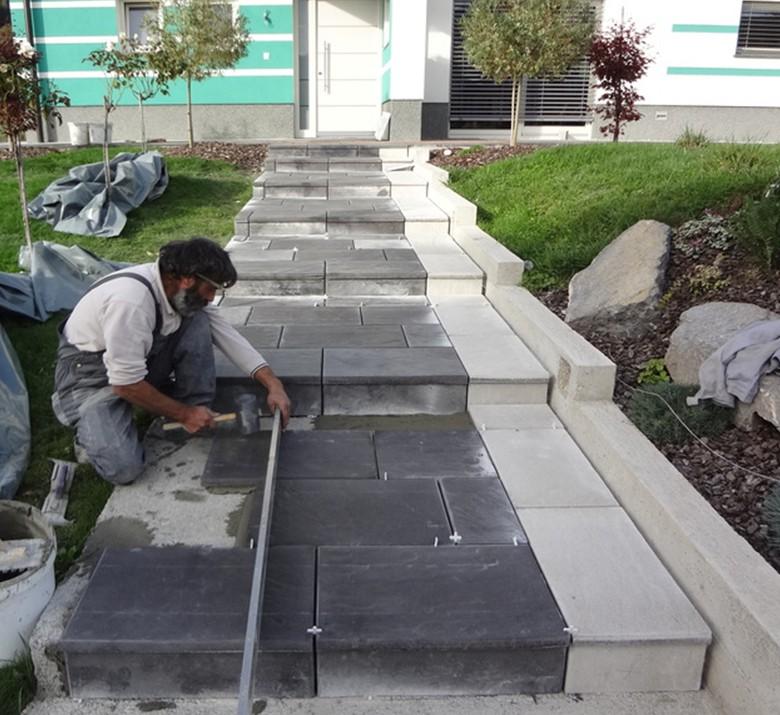 Ureditev okolice s pohodnimi ploščami Polaganje pohodnih plošč