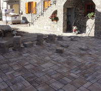 Ureditev okolice hiše s tlakovci Tlakovanje okolice hiše