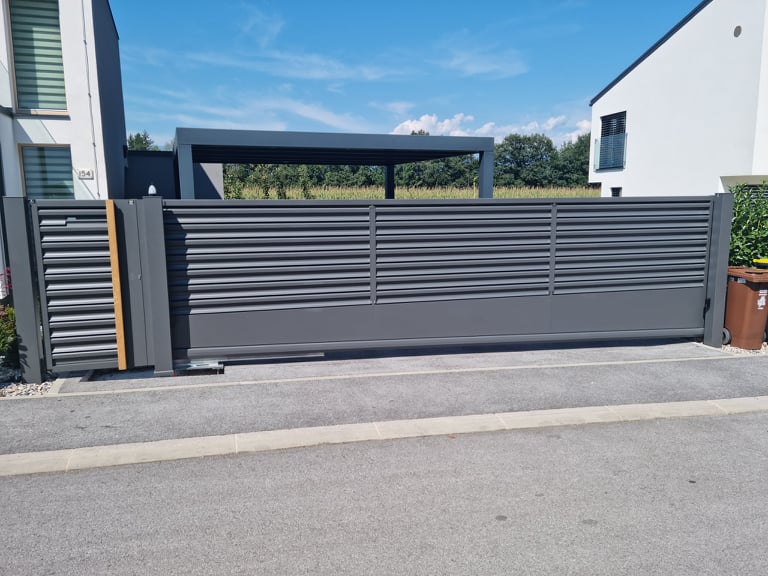 Drsna dvoriščna vrata Drsna dvoriščna vrata iz aluminija