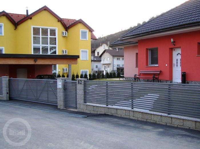 Drsna dvoriščna vrata Drsna dvoriščna vrata